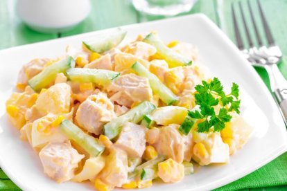 Ensalada de pollo y piña.
