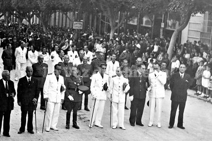 Manuel García del Olmo, en el centro de la imagen, de blanco, en una procesión por el Paseo.