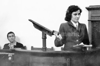 Tadea Fuentes, dando una conferencia sobre la poesía de Celia Viñas en abril de 1949. Detrás aparece la querida profesora homenajeada.