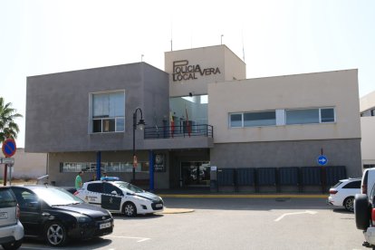 Edificio de la Policía Local de Vera donde han estado los detenidos.