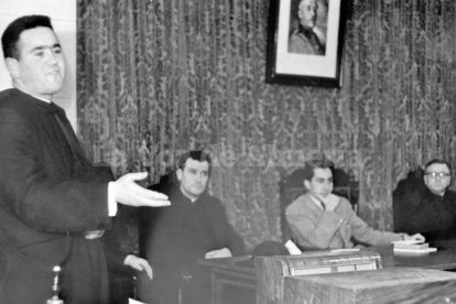 Don Eduardo Navarro dando una conferencia en el instituto en marzo de 1951.