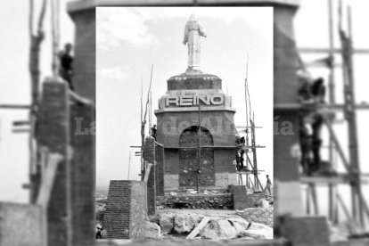 Los obreros del constructor José Pozo, trabajando en la base del Corazón de Jesús. Año 1944.