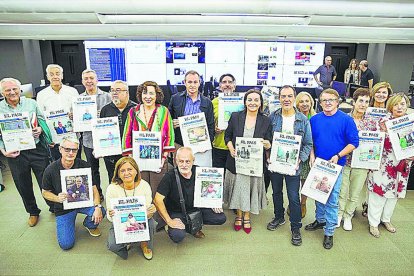 Cristóbal Manuel con su clásica chaqueta vaquera, a la izquierda de la directora de El País Pepa Bueno. FOTO CLAUDIO ÁLVAREZ