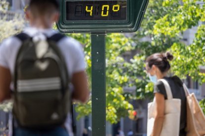 Imagen de archivo de un termómetro marcando 40 grados.