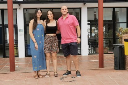 Claudia Villegas y Abril Plaza con su tutor, Francisco de los Santos Rubio.