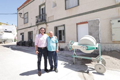 Javier Aureliano García, presidente de la Diputación, junto a Juan Padilla, alcalde de Benitagla, durante las obras del bar.