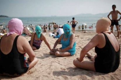 Mujeres en la playa con CARAKINIS