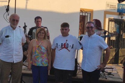 Pedro Soler, Ana M. Rodríguez, el ganador de Relatos Javier Carrión y Andrés Pérez, el viernes en Sorbas. FOTO EL AFA