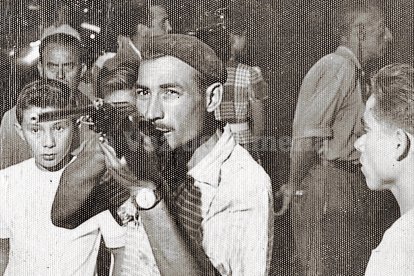 Juan Portillo haciendo alarde de su puntería en una noche de Feria con la clásica escopetilla de perdigones.