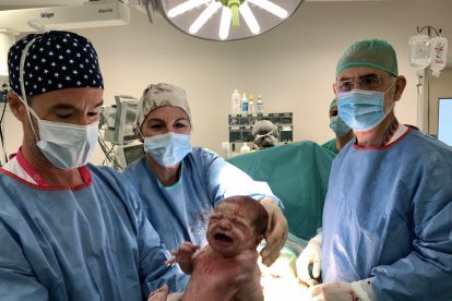 Un bebé recién nacido en el Hospital Materno Infantil de Almería.