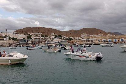 Concentración de pescadores de Carboneras en protesta por las nuevas tarifas.