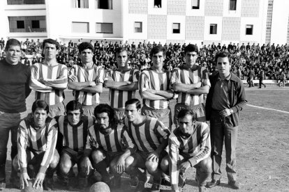 El Almería de la temporada 68-69 que terminó retirándose. La alineación de la foto la forman: Arias, Ruiz, Miranda, Reyes, Belén, Ordaz, Arambu