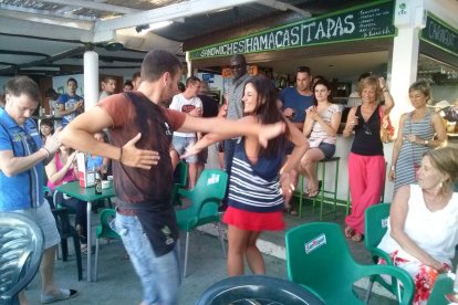 Clientes del Chiringuito El Cid junto a la playa del Cantal.