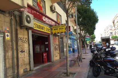 El restaurante Mey Hua es uno de los de más solera que sobrevive en la calle Altamira y se ha readaptado a la comida para llevar. 