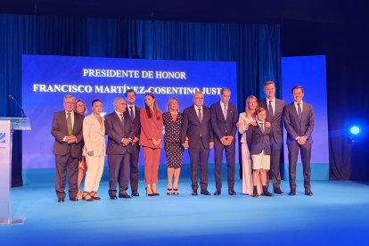 Foto de familia del homenajeado Francisco Martínez Cosentino.