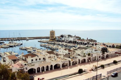 Locales comerciales en el Puerto Deportivo aguadulcino.