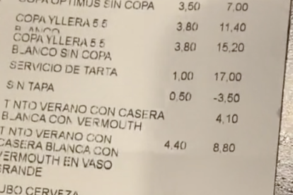 La cuenta del restaurante que cobró por el servicio de tarta.
