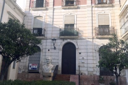 Fachada de la casona con el busto del poeta presidiendo la antigua Plaza Balmes.