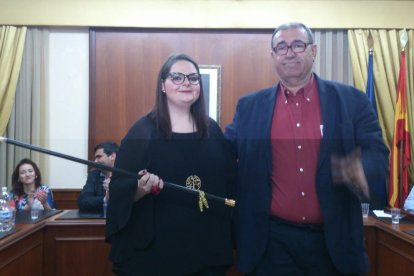 La actual alcaldesa del PSOE y el candidato del PP y de la moción, Arturo Grima.