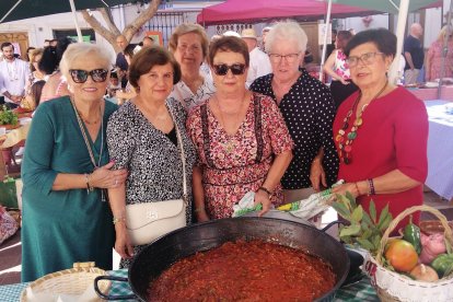 Concursantes con una fritada de magra.