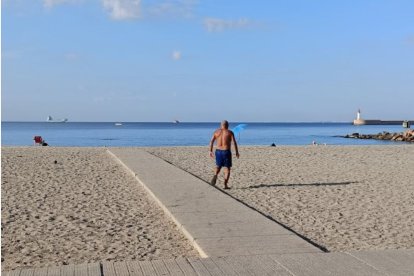 Imagen de hace unos días de una de las playas de la capital. /Fran G. Luque