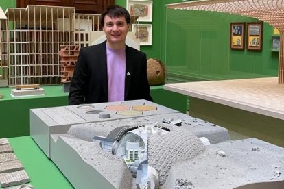 El arquitecto Salvador Navarro con la maqueta del hábitat en la Luna que él ha diseñado, expuesta en Londres.