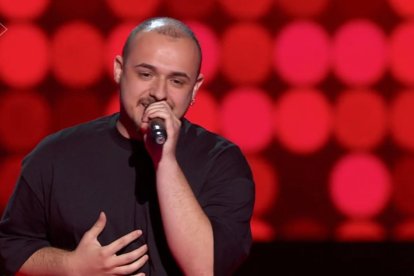Juan Falcón durante su actuación en La Voz.