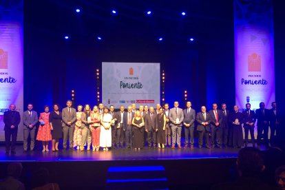 Foto de familia de los ganadores, entregadores de premios, autoridades y staff.
