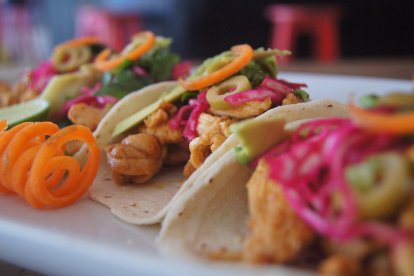Tacos de pollo braseado.