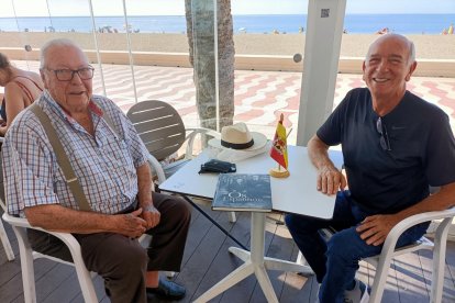 Francisco García Góngora y Luis Expósito Carreño en una cafetería del paseo marítimo de Almería.