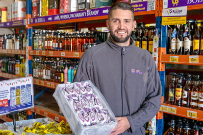 Un trabajador de Cash Borosa con los tradicionales mantecados de Navidad.