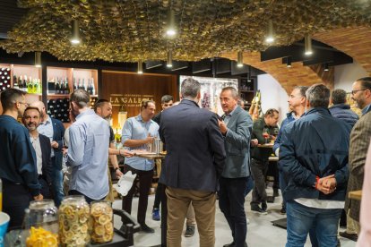 Algunos de los invitados charlando en la inauguración. / José Felices