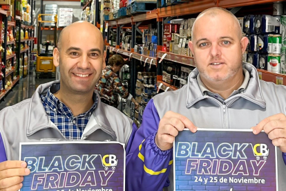 Santos Álvarez, gerente de Cash Borosa, y Manuel Domingo, encargado en la tienda de Roquetas de Mar.