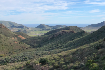La caldera de Rodalquilar con el mar en el horizonte.