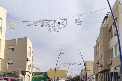 Bulevar con la iluminación navideña ya colocada