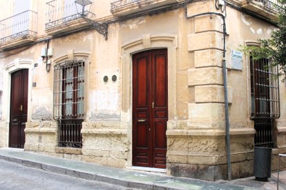 Fachada de la casa que ha sido reformada en las calle Arráez y Campoamor.