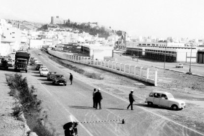 Control de la Guardia Civil de Tráfico en la carretera de Málaga a la altura del puerto pesquero.