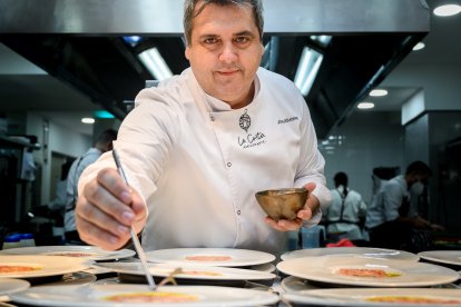 José Álvarez, en la cocina de La Costa.