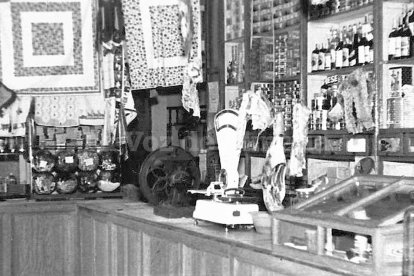 Interior de la tienda de Rafael Fenoy, con la máquina del aceite, los tarros de caramelos y los jamones colgados.