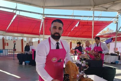 Antonio Ortuño, cortador profesional de jamón y gerente del espacio gastronómico Ortuño en la Plaza de Abastos de Almería.