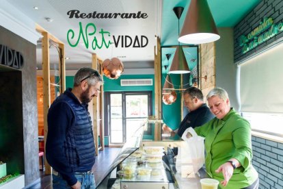 Un cliente recoge su comida para llevar en Restaurante Natividad.