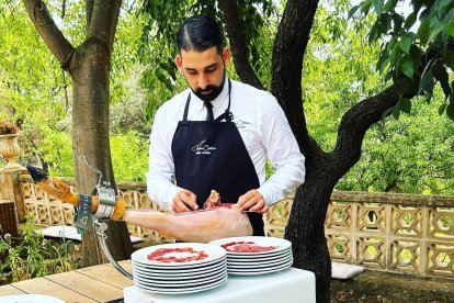 Antonio Ortuño, cortador de jamón profesional y gerente del espacio gastronómico Ortuño.