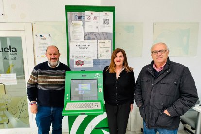 El alcalde de Dalías junto al punto instalado.