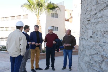 El alcalde de Adra en su visita a las obras en la Torre de los Perdigones.