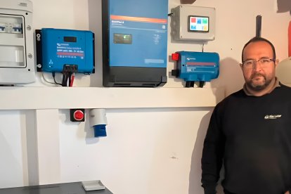 Alejandro en una de sus instalaciones de baterías.