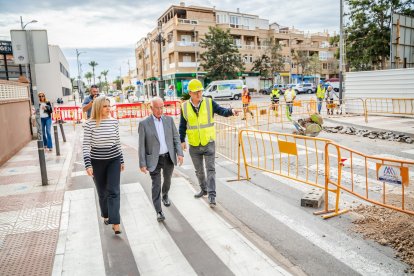 Gabriel Amat visita una de las obras acometidas.