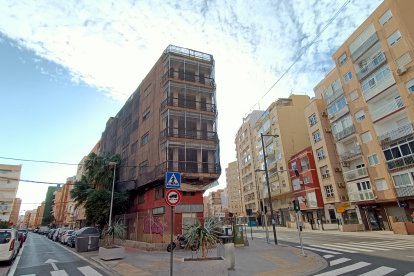 El edificio está ubicado entre Avenida Cabo de Gata y calle Jaúl.