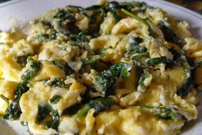 Revuelto de espárragos verdes y ajetes.