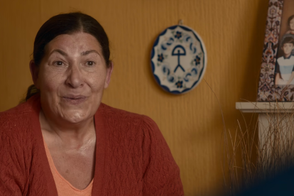 Un plato de cerámica con el Indalo en la nueva serie de Netflix./ Netflix