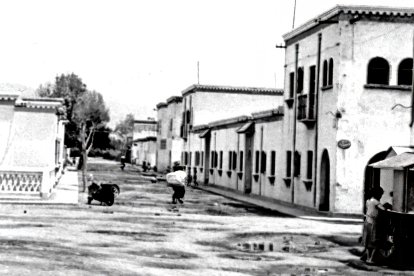 Barraca de madera en la plaza principal del Zapillo, frente a la parada principal del autobús.